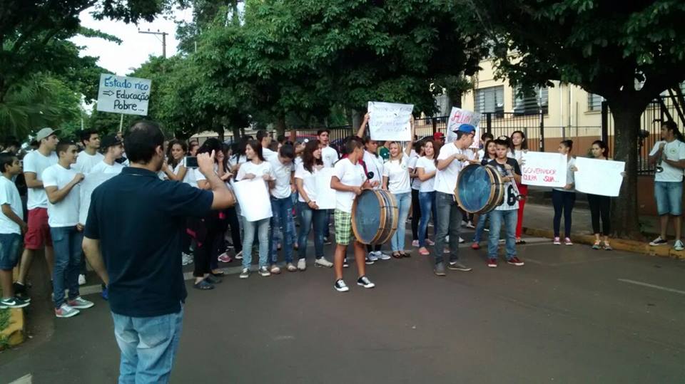 Estudantes fazem manifestação em Santa Cruz do Rio Pardo