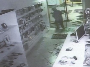 Ladrão ‘atrapalhado’ bate em porta de vidro durante fuga em Ourinhos