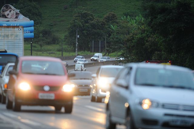 Usar farol baixo de dia passa a ser obrigatório em rodovias