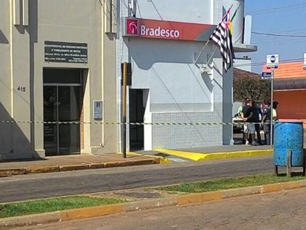 Carro roubado após assalto a banco em Manduri é abandonado em Espírito Santo do Turvo