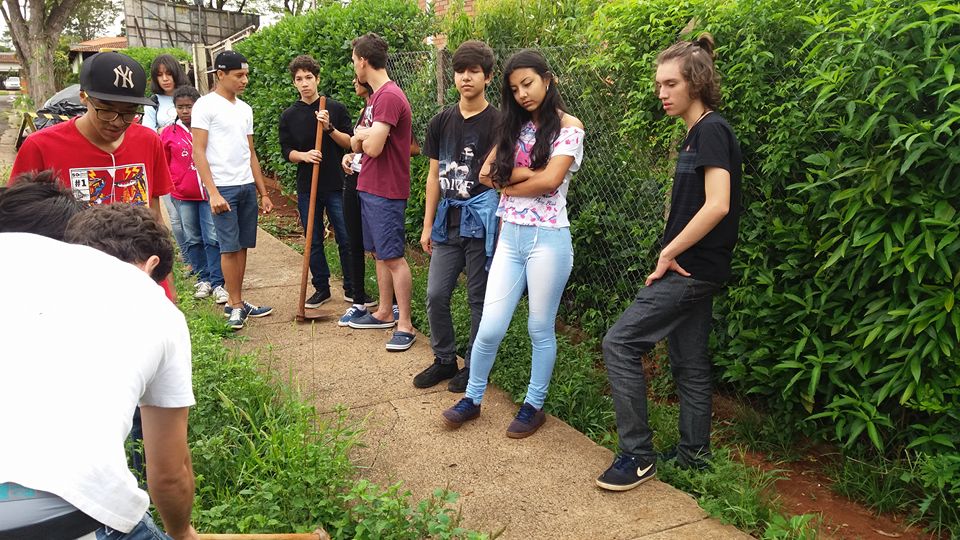 Alunos da ETEC realizam plantio de árvores no entorno da escola