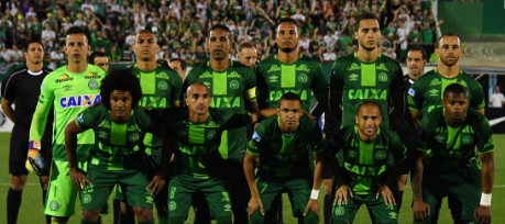 Avião com equipe da Chapecoense cai na Colômbia e deixa 71 mortos