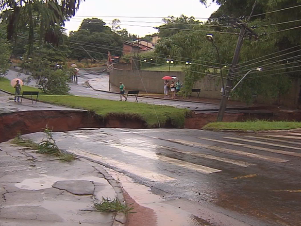 Chuva forte abre cratera de 6 metros de profundidade em avenida de Assis