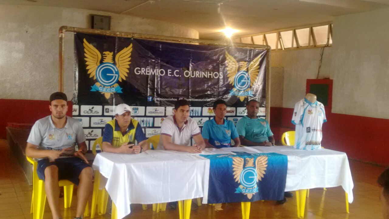 Atletas do Grêmio Ourinhos se apresentam para temporada de 2017