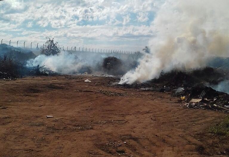Prefeitura queima galhadas em terreno ao lado do aterro sanitário e comete crime ambiental