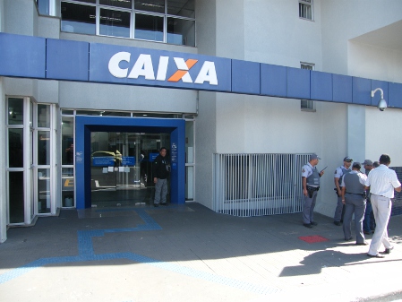 Agências da CEF passam a funcionar das 8h as 13h a partir desta terça