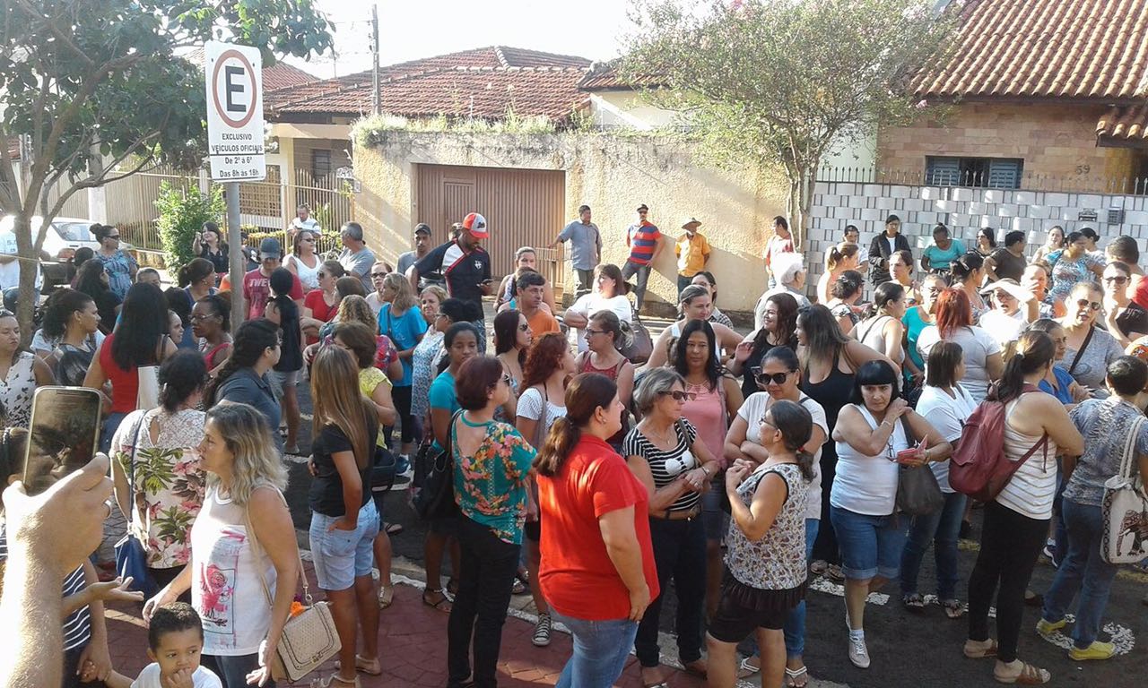 Após rejeitar contraproposta do prefeito Lucas Pocay em assembleia, servidores ocupam frente da prefeitura