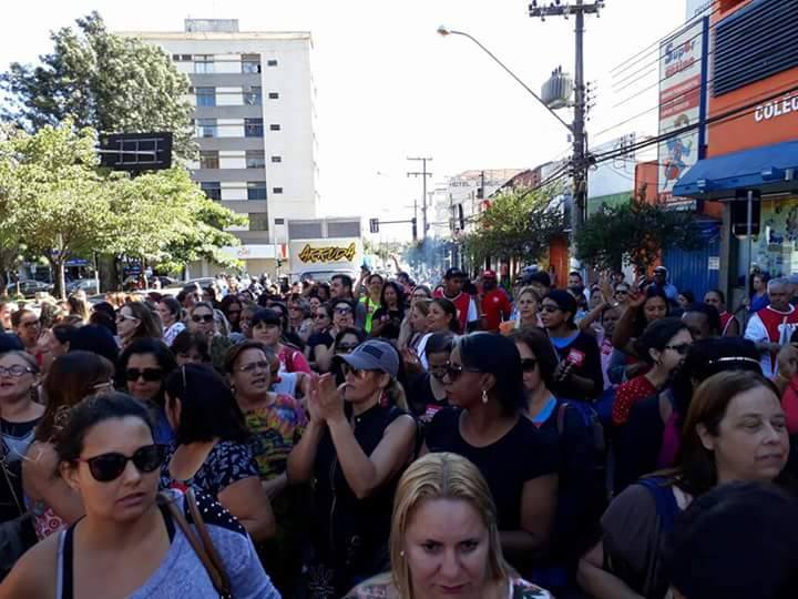 Servidores decidem a manutenção da Greve