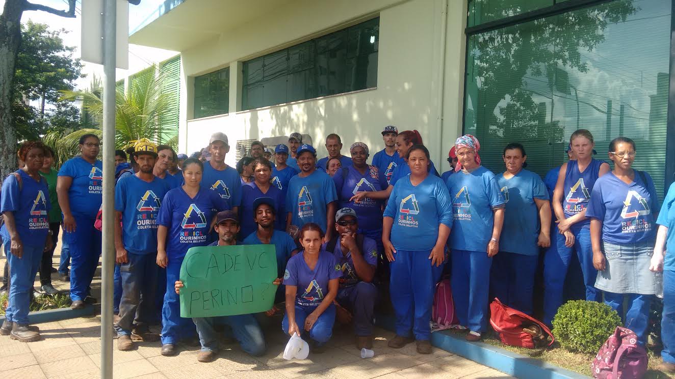 Recicla Ourinhos faz manifestação em frente a SAE e ameaça ir ao MP contra mudanças em contrato vigente