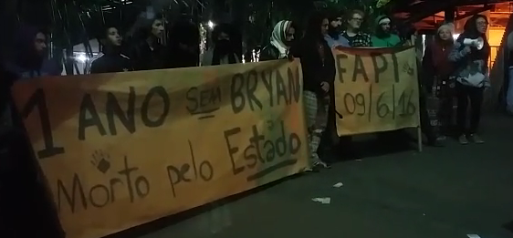 Manifestantes protestam contra morte de jovem Brian e pedem justiça, em frente a FAPI