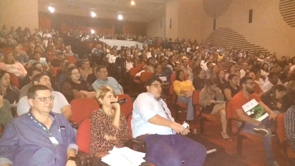 Palestra empresarial com Erik Penna lota teatro municipal em Ourinhos
