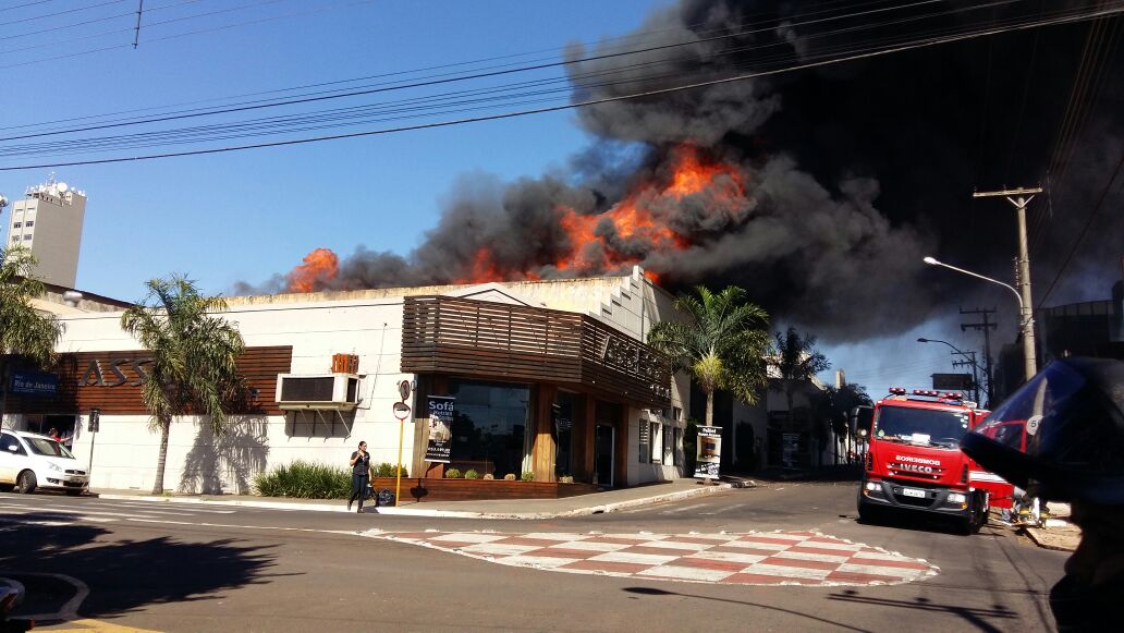Incêndio atinge galpão de Loja de Móveis no Centro de Ourinhos