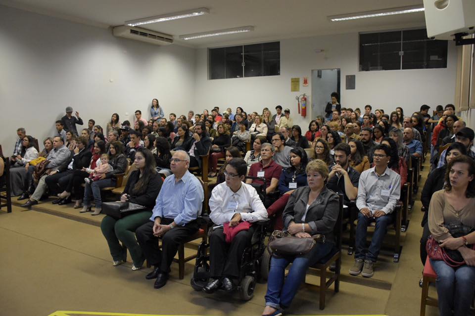 Lançamento do livro ‘Overdose de Amor’ lota Câmara Municipal