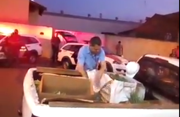 Fiscais da prefeitura apreendem mercadorias e policiais algemam e prendem ambulante próximo a supermercado