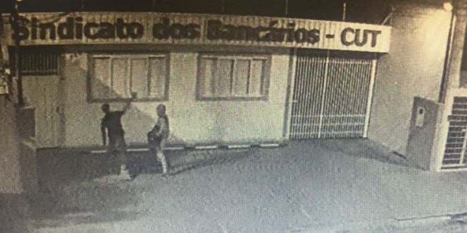 Em Assis, Sindicato dos Bancários é ameaçado e atacado a pedras e ovos