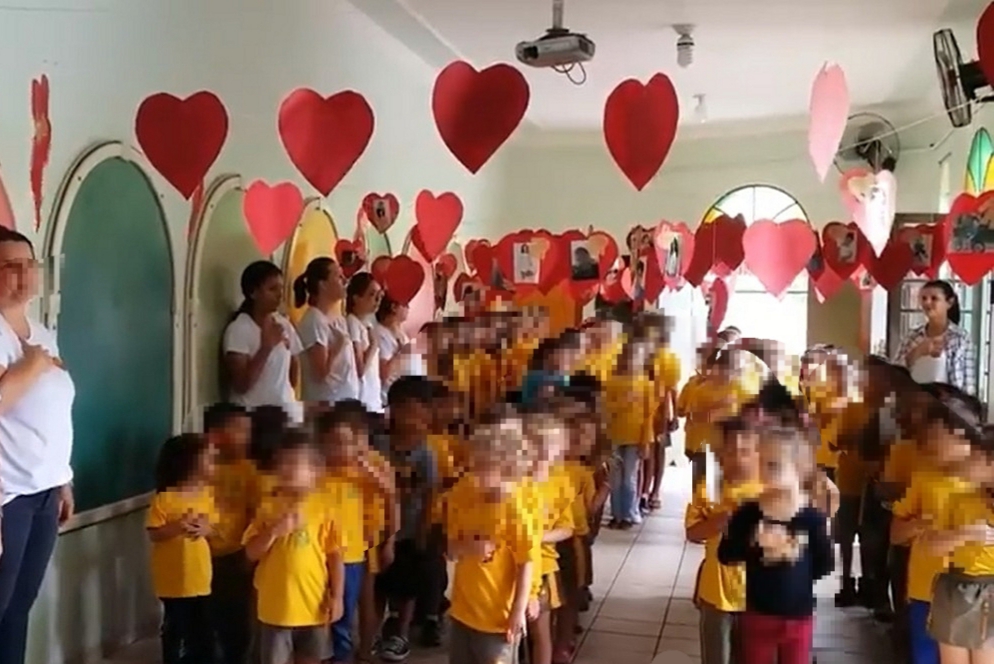 Colégio de Ourinhos filma crianças cantando o hino nacional e gritando o slogan de Bolsonaro
