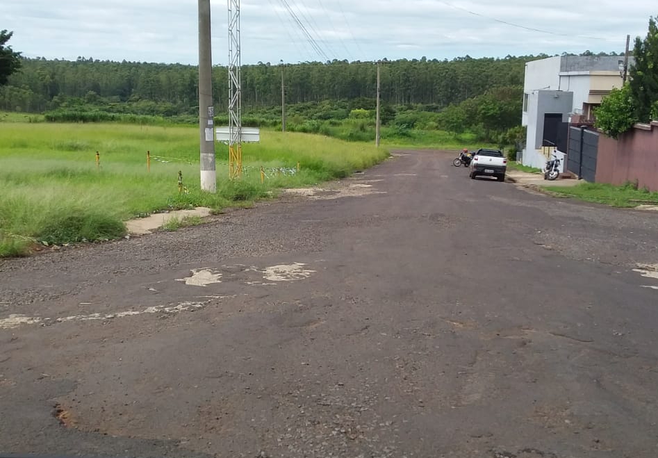Falta de calçada traz risco e transtornos no jd. Santos Dumont