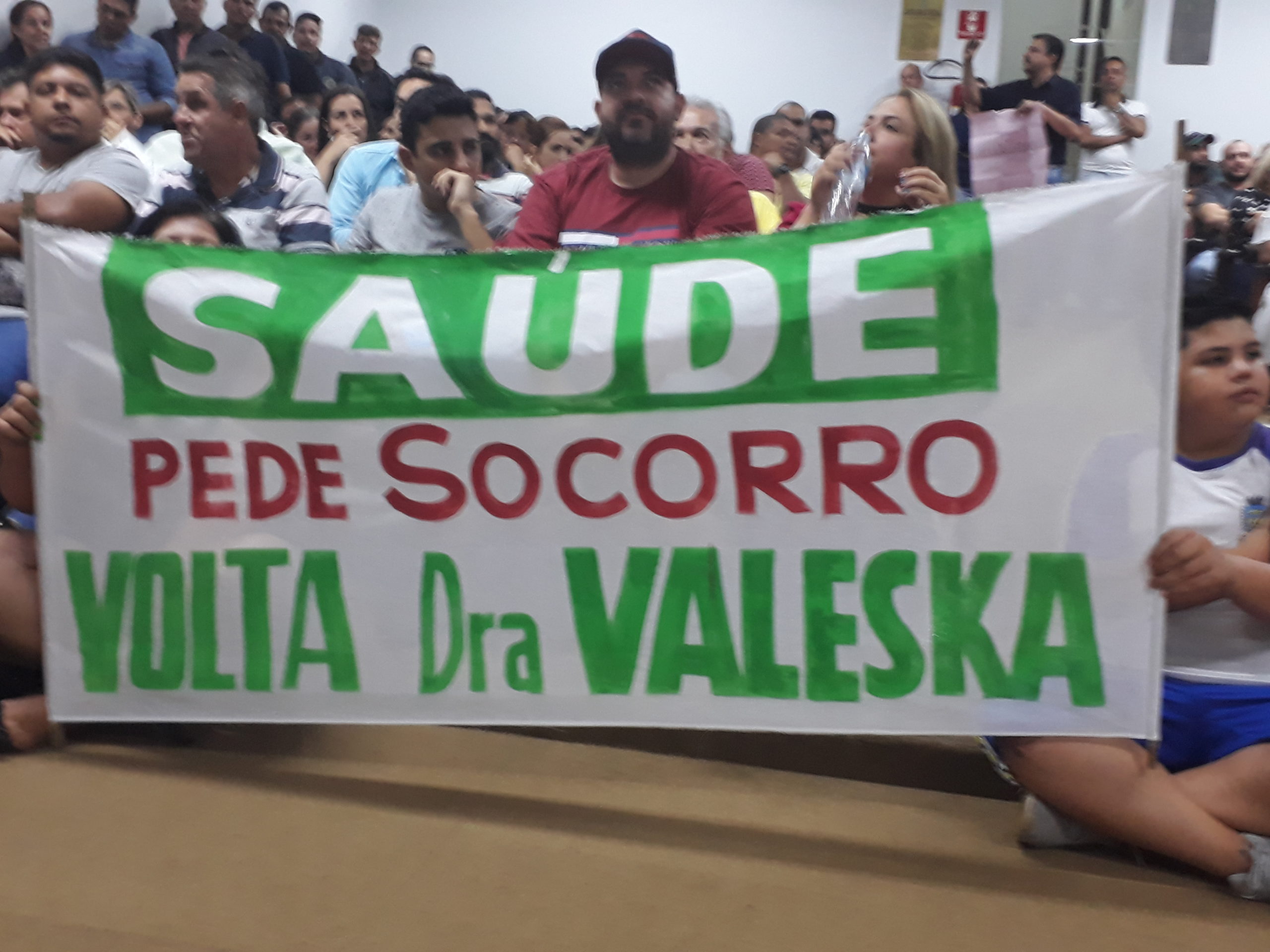Manifestantes em prol da Dra. Valeska lotam Câmara