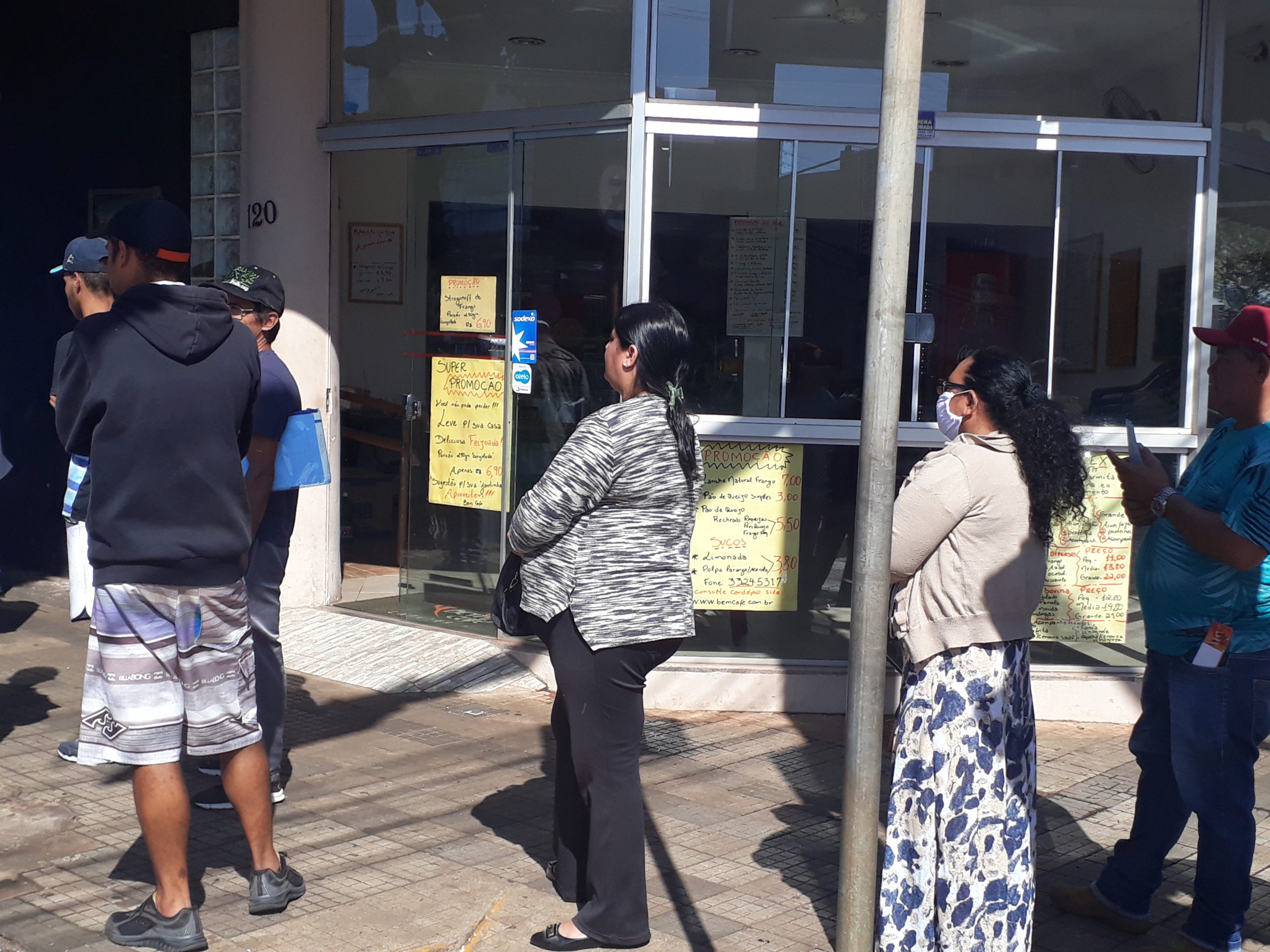 Centenas de pessoas se aglomeram em filas de bancos em Ourinhos