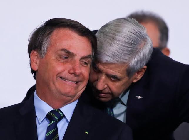 General Augusto Heleno: Direita Volver