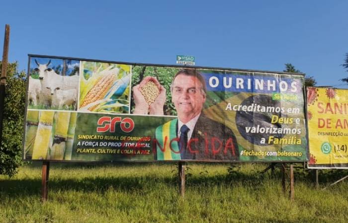 Outdoors de apoio a Bolsonaro são pichados com acusações de “fascista” e “genocida”