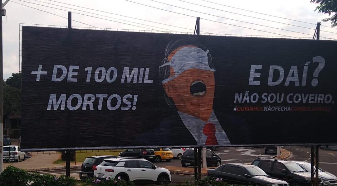 Outdoors responsabilizam Bolsonaro por mais de 100 mil mortes por Covid-19 no Brasil