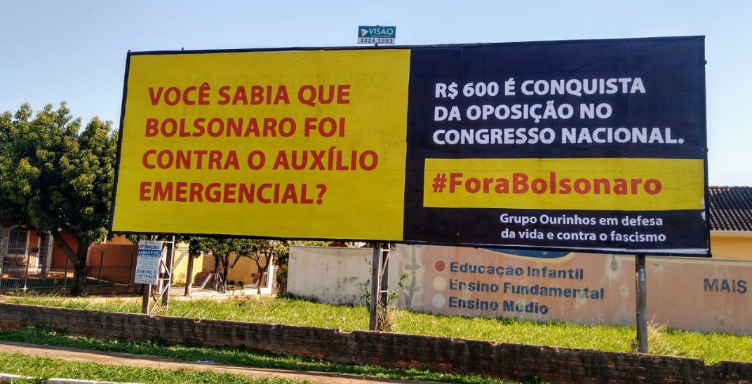 Outdoor em Ourinhos critica Bolsonaro por ter sido contra auxílio emergencial