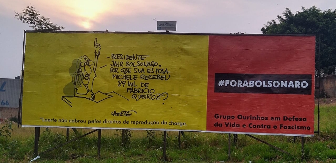 Novo outdoor questiona Bolsonaro sobre depósito de Queiroz em conta da primeira dama