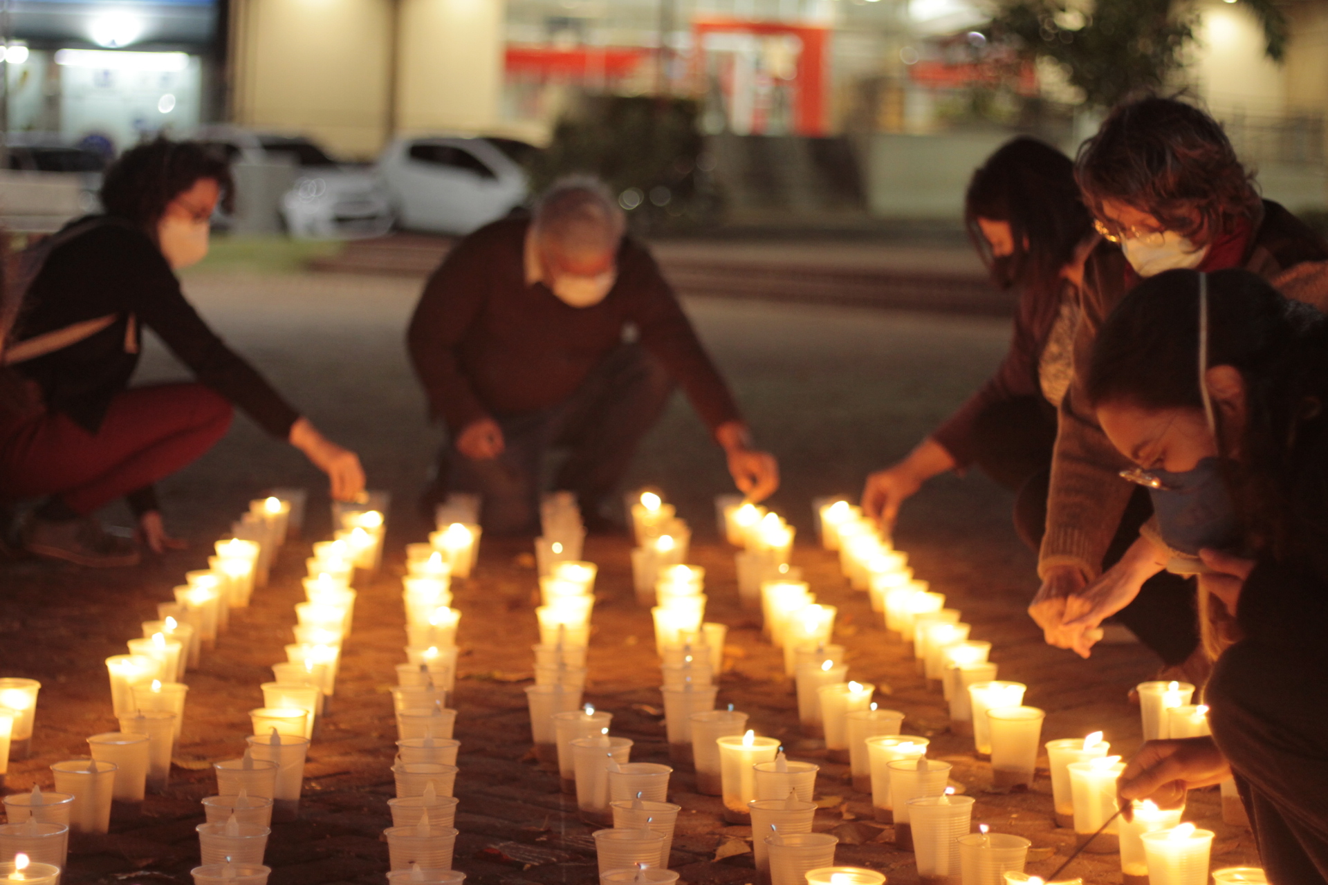 Ourinhenses realizam ato em solidariedade às vítimas de Covid-19