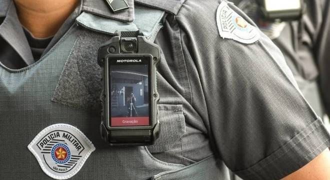 Mortes em ações policiais caem 85% onde PMs usam câmeras corporais