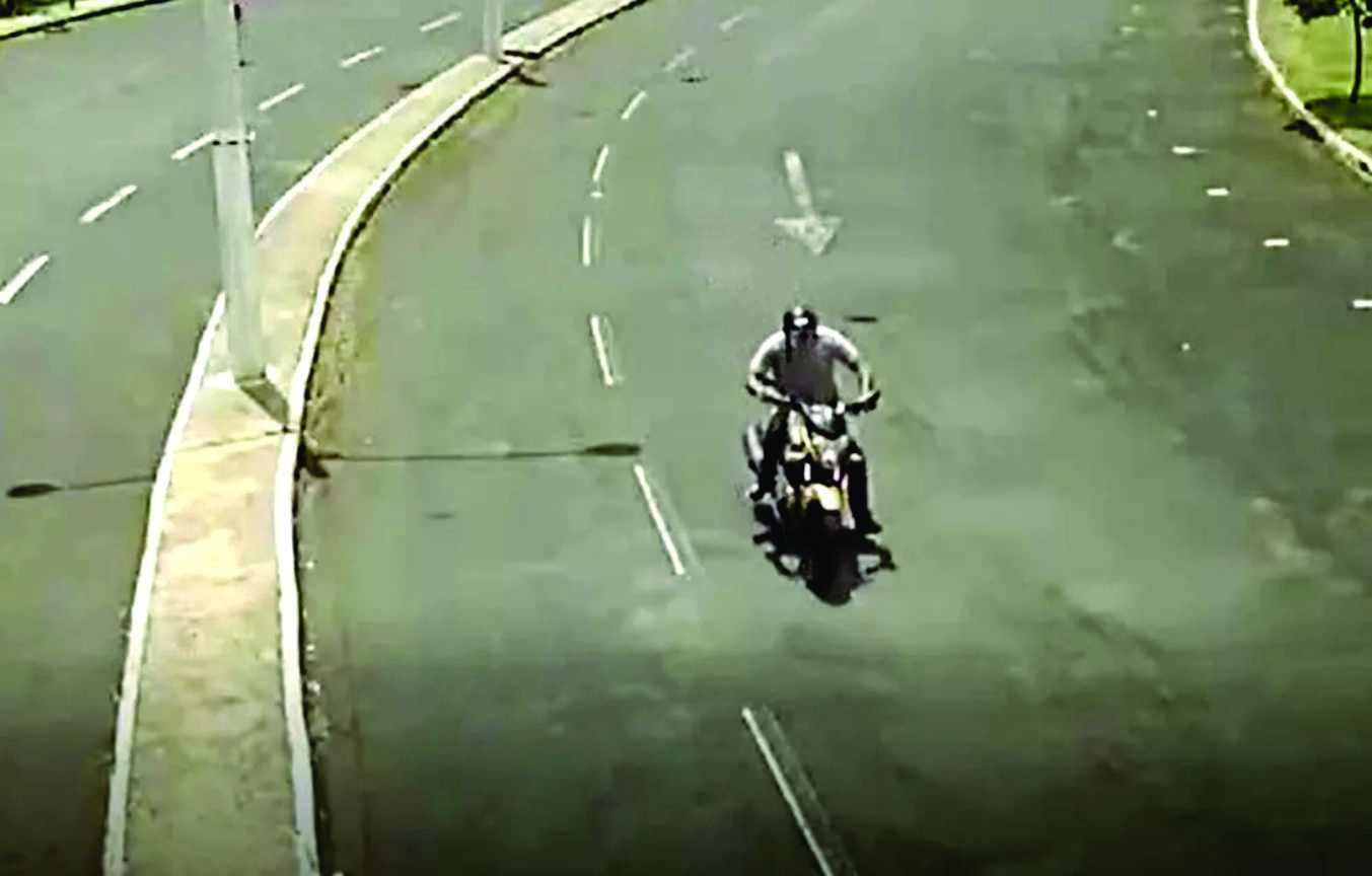 Ladrão de moto em estacionamento é identificado