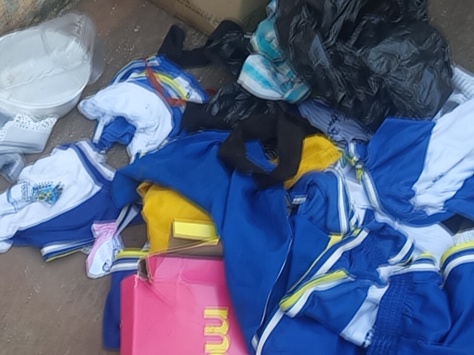 Fotos mostram uniformes escolares da rede pública descartados no lixo