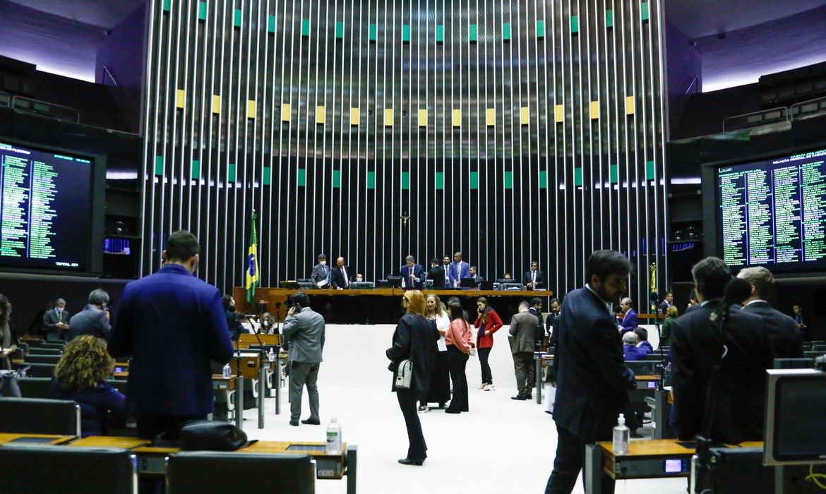 Câmara aprova, em primeiro turno, PEC que assegura piso da enfermagem de R$4.750