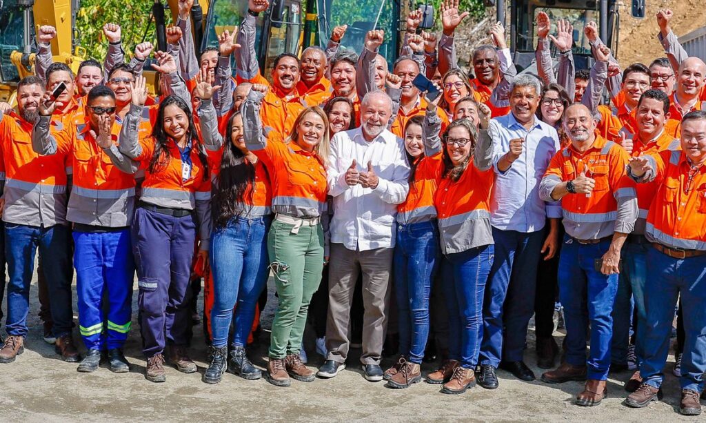 Lula e Janja com trabalhadores lançamento do PAC 3.